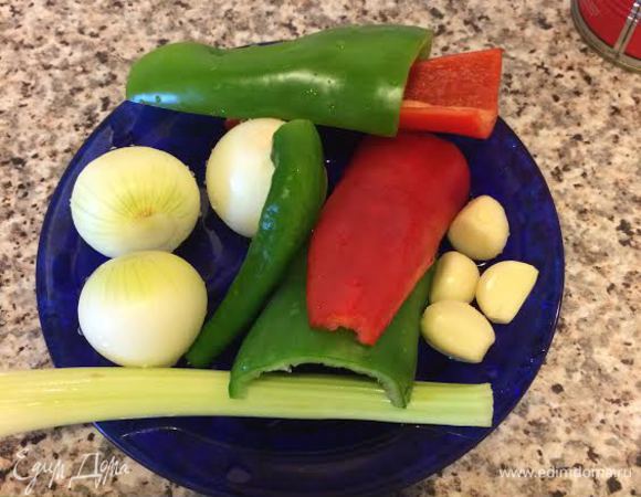 Овощи мелко нарезать.