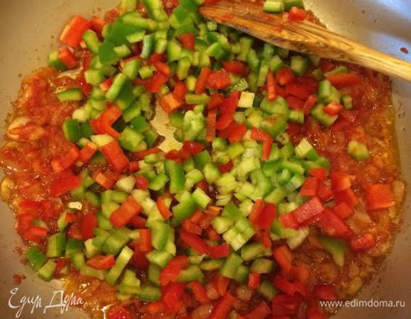 Потушить лук до золотистого цвета, добавить томатную пасту, аджику и тушить 1-2 минуты, затем добавить остальные овощи и тушить еще пару минут.