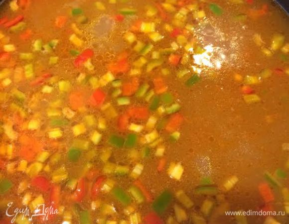 Из бульона достать лавровый лист и добавить овощи. Варить 5 минут.