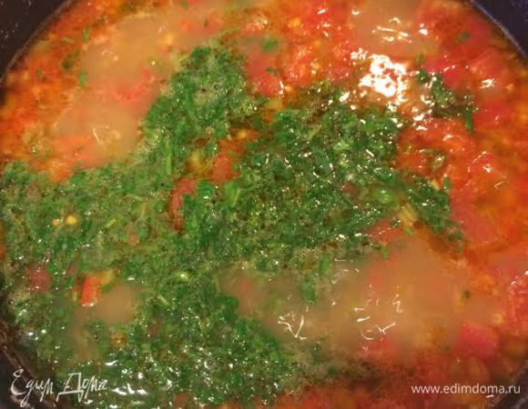 Добавить зелень, чеснок, зеленый перец, соль и перец. Варить 5 минут.