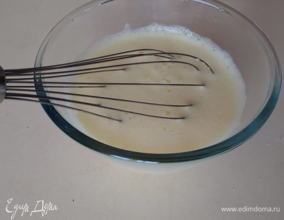 Сначала приготовим крем: молоко подогреваем с сахаром до его растворения.
Яйца слегка взбиваем, понемногу добавляем небольшое количество горячего молока, продолжая взбивать.