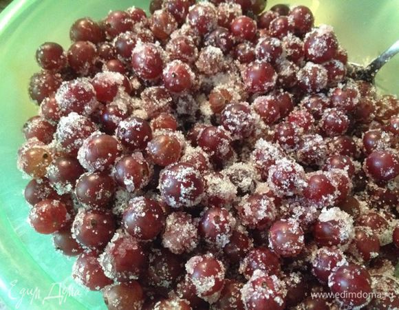    Ягоды крыжовника помыть, подсушить и перебрать, удаляя плодоножки. Удобно это делать маленькими ножницами, затем проколоть каждую ягоду иглой.
   Перебранные ягоды засыпаем сахаром, перемешиваем и оставляем на два часа. Периодически перемешиваем для того, чтобы как можно больше сахара растворилось и выделилось больше сока.