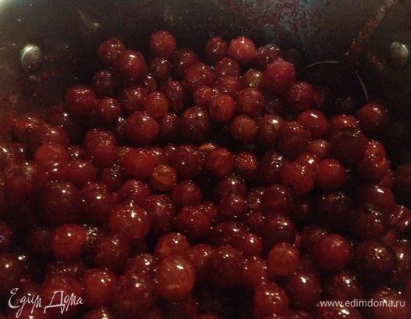    Затем ставим на медленный огонь, доводим до кипения и варим еще минут 5 — 7 после закипания.