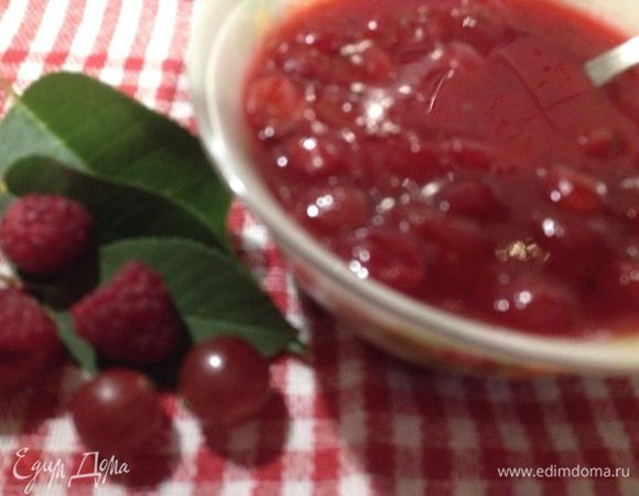    Горячее ягодное варенье из крыжовника и малины нужно разлить по стерилизованным банкам и закрыть крышками. Хранить варенье в холодильнике или в прохладном месте. 
   Приятного чаепития!