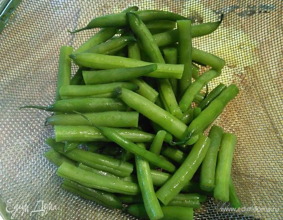 Для начала отварить картофель и размять его вилкой. Отварить яйца вкрутую. Отварить стручковую фасоль в подсоленной воде в течении 10 минут, откинуть на дуршлаг и обдать ледяной водой. Немного отвара от фасоли сохранить. Белую фасоль отварить заранее или использовать консервированную.