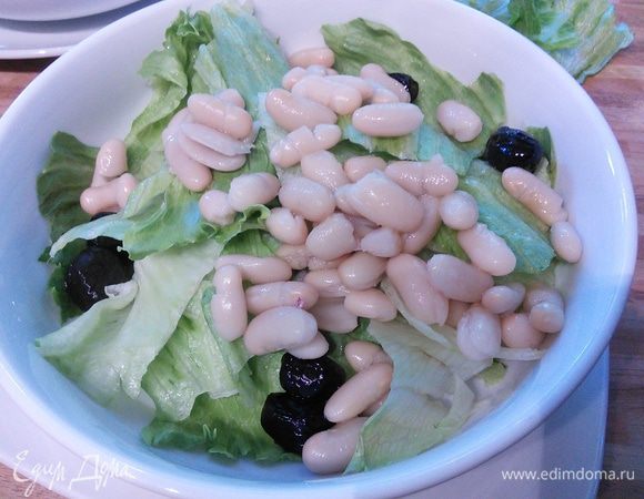На тарелки (я делала порционно) разложить салатные листья, маслины, оба вида фасоли. Артишоки у меня из баночки. 