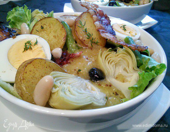 Выложить остальные ингредиенты салата. У меня на фото еще обжаренные кружочки картофеля, но это «отсебятина». Выложить полоски бекона, полить заправкой и посыпать листиками тимьяна.