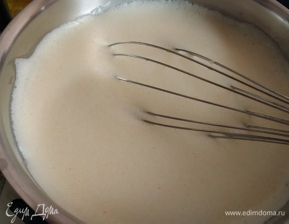 Выливаем яичную массу в оставшееся молоко, продолжая интенсивно мешать, греем до загустения.