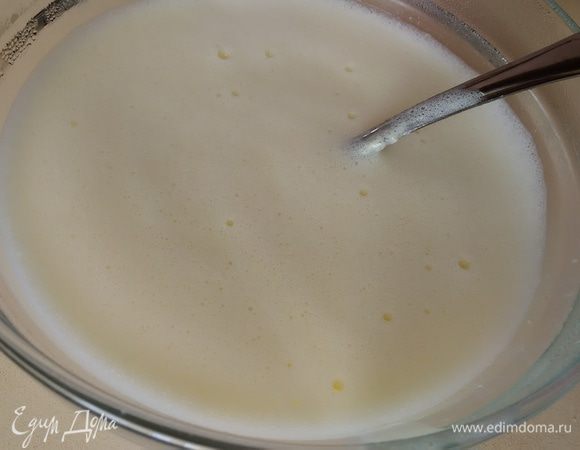 Процеживаем, добавляем ванильную эссенцию, размешиваем, закрываем пленкой и остужаем. В идеале оставляем на ночь в холодильнике.