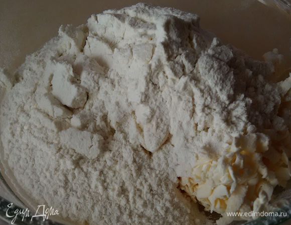 Маргарин натираем на терке, соединяем с мукой, растираем в крошку.