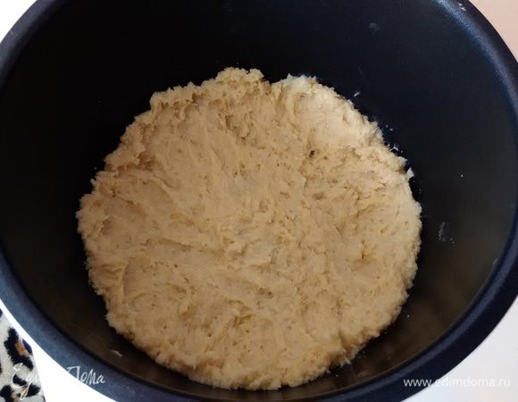 Дно формы застилаем пекарской бумагой. Охлажденное тесто равномерно распределяем по дну, формируя небольшой борт.