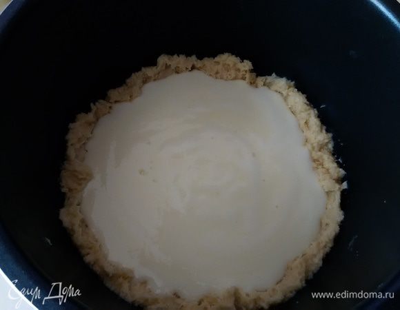 Выкладываем крем.