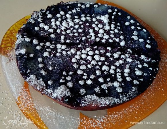 Готовый тарт оставляем в форме до полного остывания. Затем проходим лопаткой вдоль бортов, поддеваем тарт лопаткой, одновременно наклоняя форму и слегка встряхивая, чтобы тарт соскользнул по борту формы. Не забудьте подставить тарелку.
Присыпаем тарт сахарной пудрой, удобнее это сделать с помощью сита.