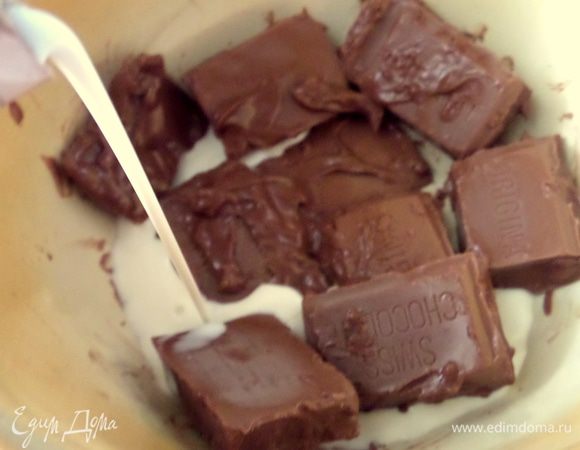 Шоколад поломать на кусочки и поставить на водяную баню, плеснув сливок.