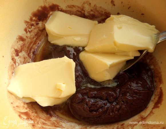 Вымешать мягкое масло с остывшим шоколадом.