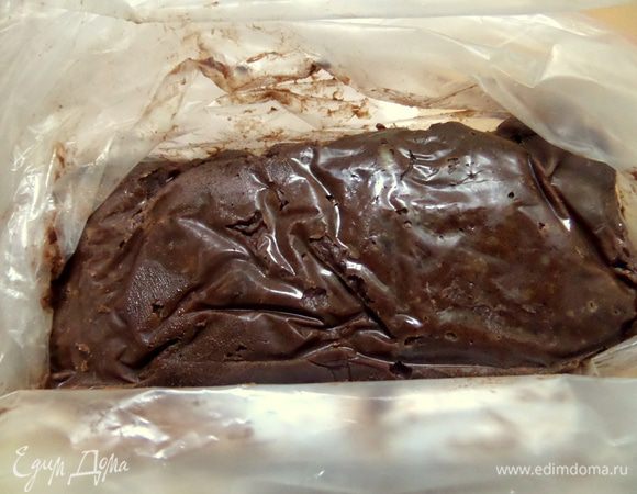 Переложить шоколадную массу в плотный пакет и поместить в холодильник, чтобы она схватилась. Можно на данном этапе закончить рецепт, уже вкусно!