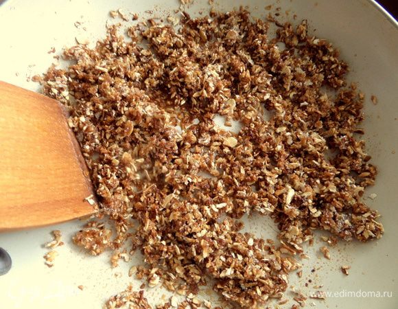 Томить на небольшом огне, пока сахар не «поплывет», постоянно помешивая.