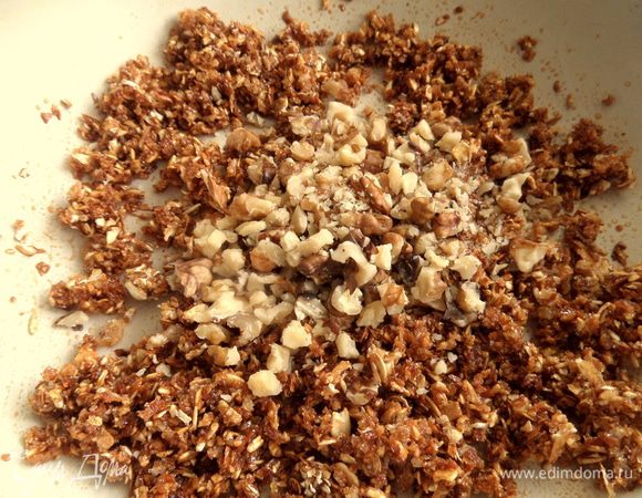 Всыпать рубленные орехи.