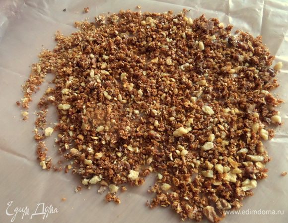 Рассыпать хрустящий грильяж на плотной пленке или бумаге, крупные комочки раскатать скалкой.