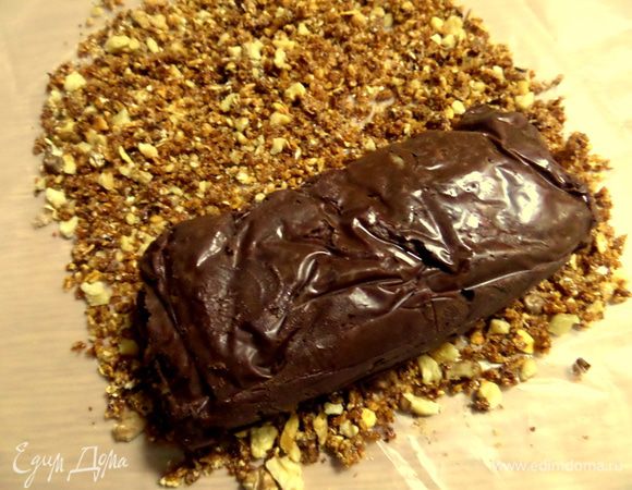 Переносим холодный кусок шок. масла прямо на грильяж.