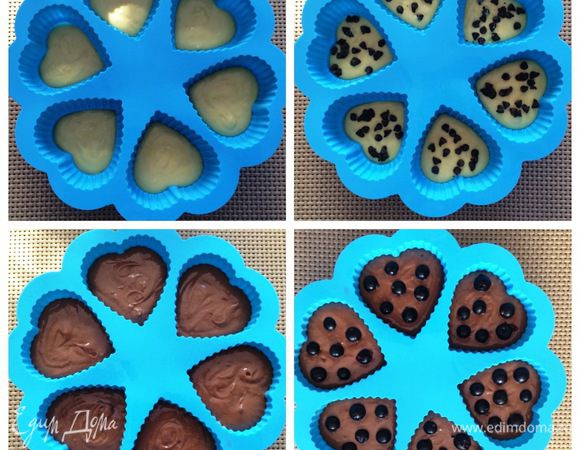 Подготовим формочки (в моем случае порционные), можно и все испечь в одной.
Я решила немного «поиграть», поэтому на дно формочек выкладывала немного светлого теста, добавляла немного шоколадных капель. Затем сверху уже шоколадное тесто и ягоды смородины, немного погружая их в тесто. 