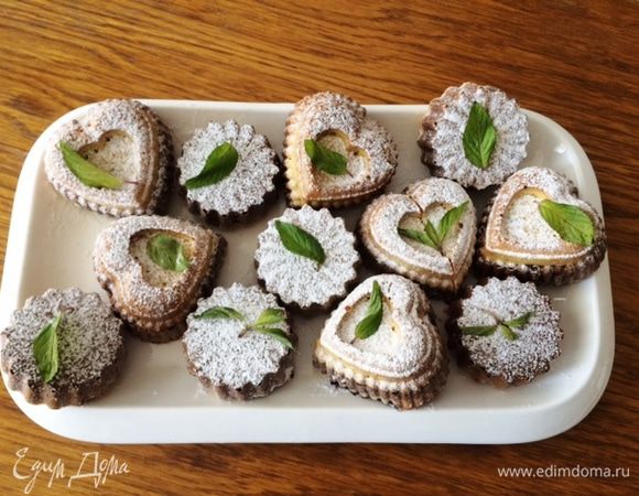 Посыпаем сахарной пудрой, если есть желание подаем с мороженым или может каким-то сиропом, глазурью, карамелью (для особых сладкоежек) и зовем деток к чаю, про взрослых тоже не забываем.
