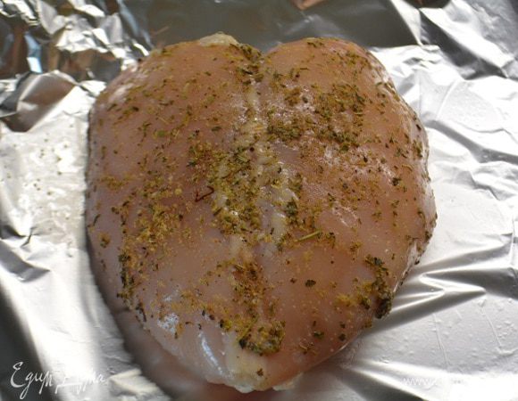 Куриную грудку посолить, поперчить, посыпать прованскими травами и сухим чесноком. Хорошо втереть пряности и завернуть в фольгу. Запечь при 180°С  30 — 40 минут.