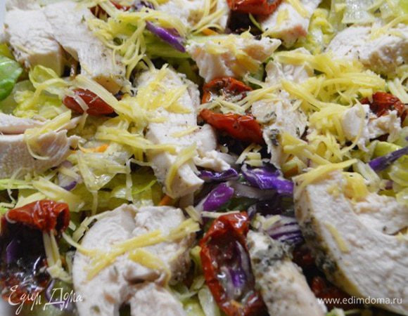 Сверху уложить нарезанное на ломтики филе грудки и посыпать тертым сыром. Можно подавать.