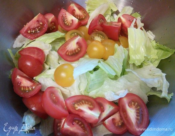 Креветки если замороженные — разморозить, если нужно, очистить. Авокадо должен быть спелым. Салат промыть и порвать на кусочки. Помидоры разрезать на половинки. Авокадо очистить, нарезать на ломтики и сбрызнуть лимонным соком. 