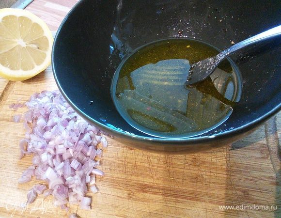 Шалот очистить и мелко нарезать. В мисочке соединить бальзамик (желательно светлый) с медом, солью, перцем и влить оливковое масло. Взбить вилкой до состояния эмульсии, в конце подмешать лук. 