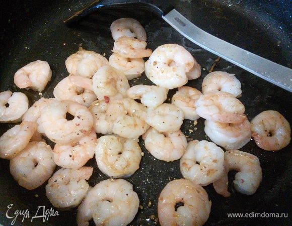 Креветки обжарить на разогретом масле 1 — 2 мин с обеих сторон, посолить и поперчить. 