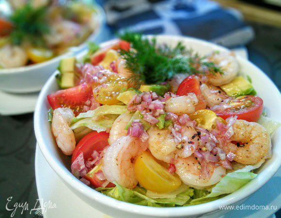 В салатной тарелке собрать все ингредиенты и полить соусом, аккуратно перемешать. 