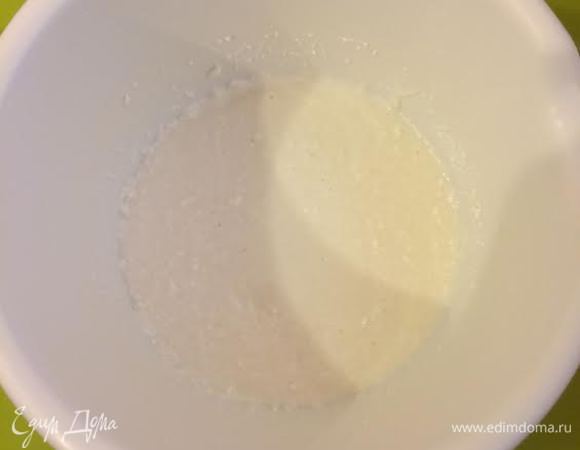 Духовку нагреть до 180°С . В миске взбить: творог, молоко, растительное масло, ванильный сахар и обычный сахар.