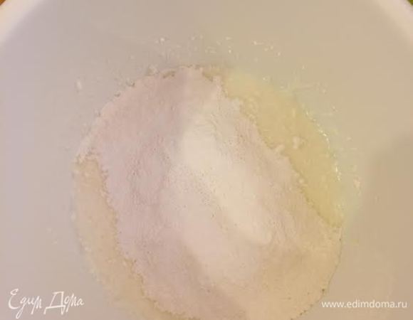 Просейте муку с разрыхлителем и солью. Начать постепенно добавлять муку. Муки может уйти чуть больше, все зависит от влажности творога. У меня творог был очень сухой, и у меня ушло  200 грамм.