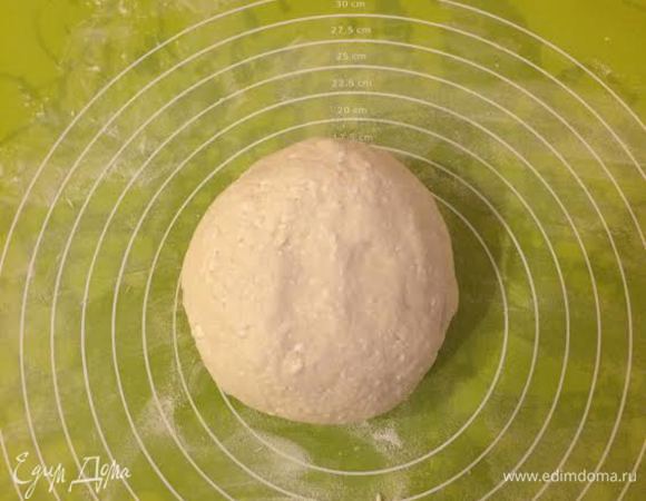 Замесить нежное, но не липнущее к рукам тесто.