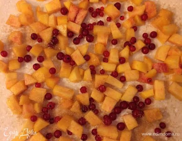 Персики очистить и мелко нарезать. Тесто раскатать в прямоугольник, выложить начинку и присыпать сахаром.