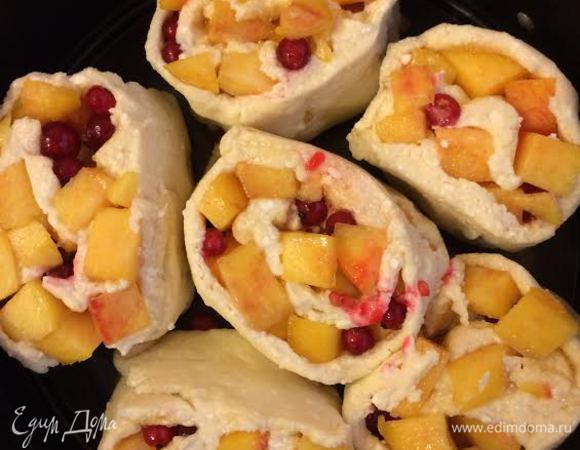 Разрезать на кусочки и выложить в форму 20 см, слегка смазанную сливочным маслом.