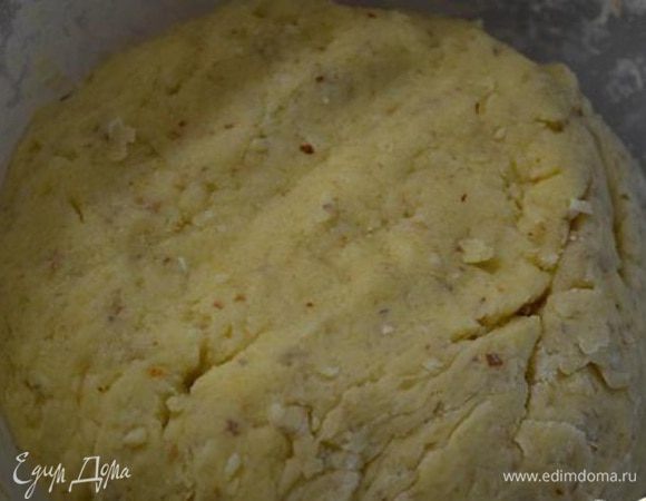 Замесить мягкое, эластичное тесто, завернуть в пленку и убрать в холодильник на 1 час.