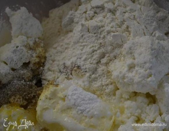 Тем временем приготовим начинку: в миске смешать творог, муку, разрыхлитель, крахмал, сахар, сливочное масло, сок лимона, молоко, ванильный сахар и яйца. Все хорошо взбить.