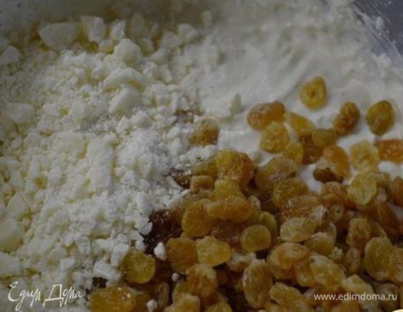 К творожной массе добавить измельченный белый шоколад и распаренный изюм. Перемешать.