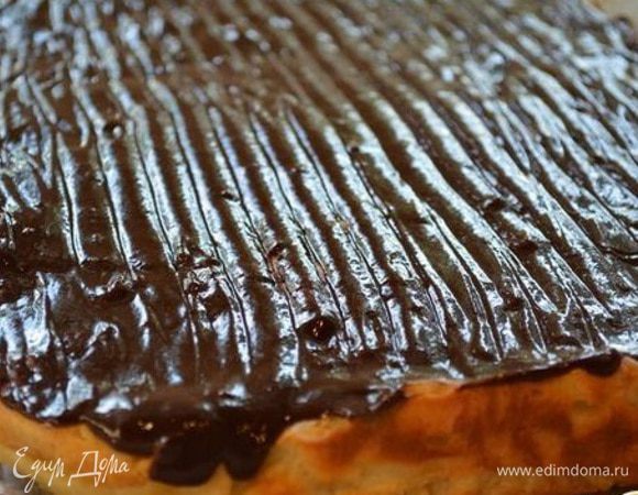 Горький и молочный шоколад растопить на водяной бане, добавить сливки и развести до нужной консистенции. Смазать этой глазурью пирог.