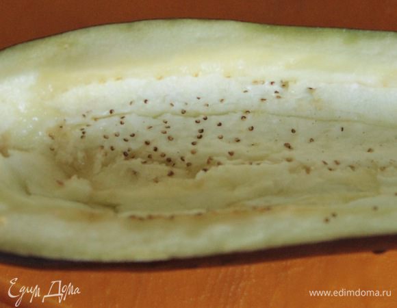 Вырезать мякоть так, чтобы образовалась лодочка. Сбрызнуть лодочки оливковым маслом и поставить под гриль на 10 — 15 минут.