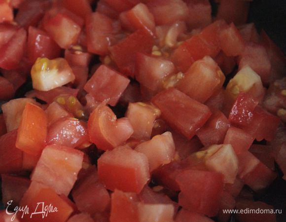 Нарезать помидоры мелким кубиком.
