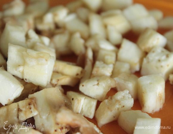 Мякоть баклажана тоже нарезать кубиками.