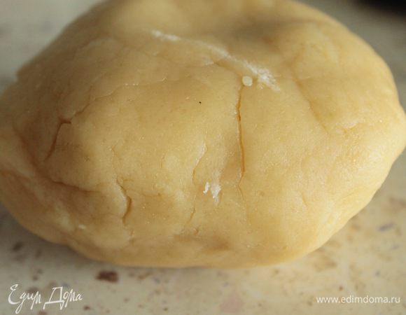 Приготовить песочное тесто: смешать все ингредиенты, замесить тесто, скатать в шар и отправить в холодильник на 30 мин.