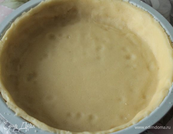 Охлажденное тесто раскатать в пласт, выложить в форму диаметром 20 см. Поставить форму с тестом в морозильник на 10 мин.