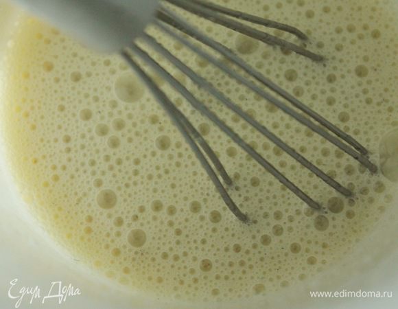 Для крема смешать венчиком яйца, желтки, крахмал и молоко. Добавить сахар и лавандовую сахарную пудру (написала выше как ее приготовить).