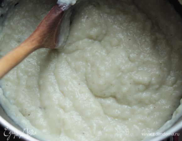 Довести крем, постоянно помешивая, на маленьком огне до кипения. Здесь важно не переварить крем, чтобы он остался нежным. Как только появятся первые пузырьки, сразу снимать с огня.