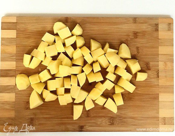 Картофель помыть, почистить, нарезать крупными кубиками.