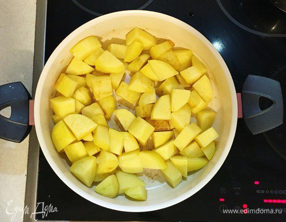 В сковороде разогреть растительное масло, обжарить картофель на среднем огне 15-20 мин.